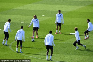 两个金球奖得主？法甲官方晒登贝莱、小罗合照：巴黎的10号传承