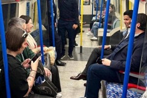 巴黎主席纳赛尔在伦敦坐地铁 曼城球迷寄语：干翻阿森纳