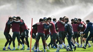 组图：阿森纳备战欧冠比赛 球员抱团顶球