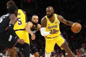 老詹23+6东契奇缺阵狄龙25分 布克21+11湖人惨败太阳