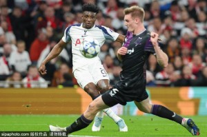 欧冠联赛阶段第6轮：热刺3-0布拉格斯拉维亚 西蒙斯造点破门库杜斯点射